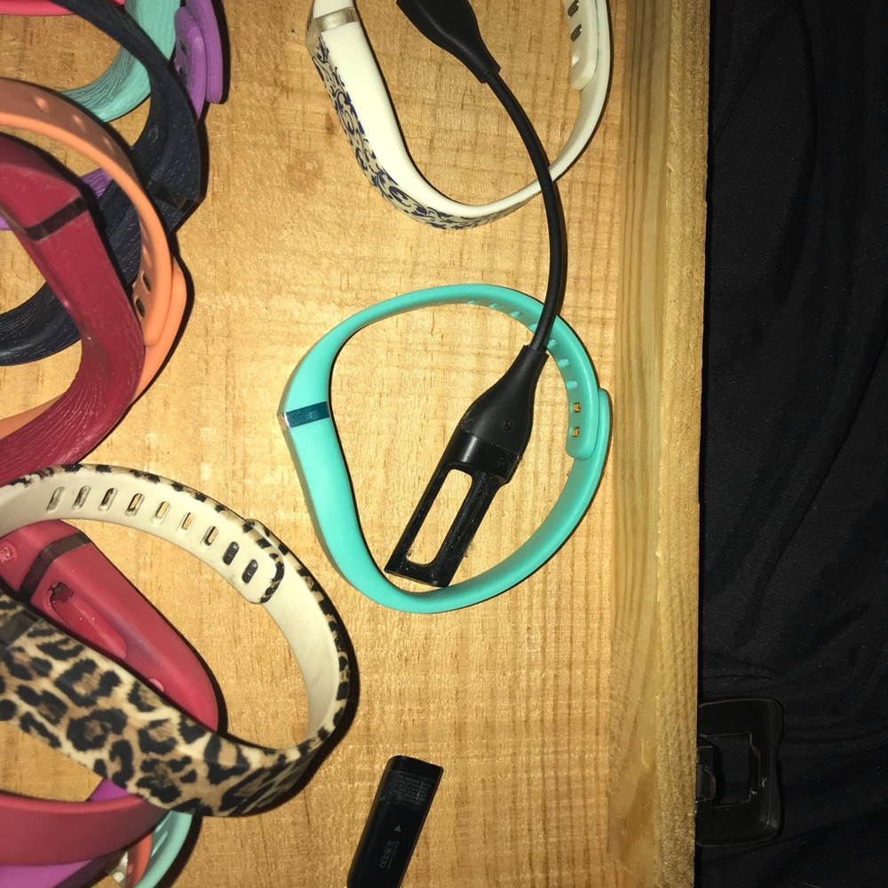 Fitbit 30+ bands and charger - Picture 2 of 3
